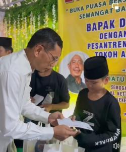 Rajut Persaudaraan JR Saragih Buka Puasa di Pesantren Darul Hikmah dan Sumbang Rp50 Juta