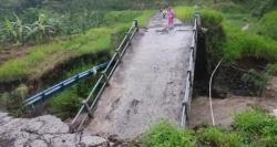 Tanah Longsor Picu Ambruknya Jembatan Penghubung Desa di Kuningan