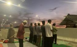 Puluhan Ahli Waris Gelar Buka Bersama dan Shalat Berjamaan di Ruas Tol Jatikarya