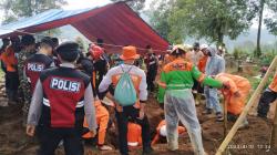 Polisi Gali Lima Makam Korban Pembunuhan Berantai Mbah Slamet