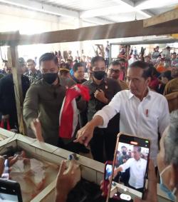 Presiden Jokowi Sapa Para Pedagang, Saat Kunjungan Kerjanya Ke Pasar Blok F Kota Cilegon