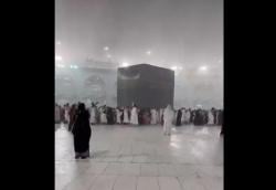 Foto Hujan Deras Guyur Ka'bah, Jemaah Umrah Manfaatkan untuk Berdoa