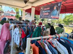 Ratusan Warga Serbu Stand Baju Gratis Dari TP PKK Cianjur