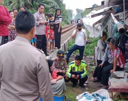 Satlantas Polres Cilegon Evakuasi Korban Tertabrak Kereta Api