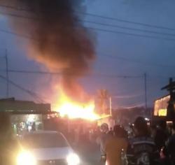 BREAKING NEWS : Sedikitnya Satu Bangunan di Telukjambe Hangus Terbakar Api