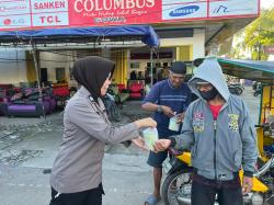 Indahnya Ramadhan, Personel Polres Gowa Berbagi Takjil Ke Pengendara