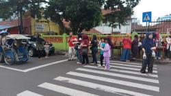 Siswa SDN 1 Pengadilan Kota Tasikmalaya Diajarkan Peduli Sosial dengan Berbagi Takjil