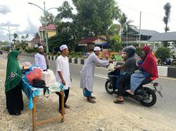 Tebarkan Keberkahan, MPTT-I dan P2T Tapaktuan-Samadua, Aceh Selatan Bagi Takjil Gratis.