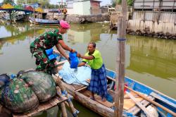 Sambut Hari Raya Idul Fitri 1444 H, Prajurit Yonif 3 Marinir Berikan Bingkisan Pada Warga