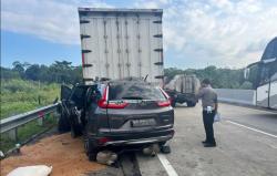 Minibus Hantam Truk Box di Ruas Tol Semarang - Solo, 3 Orang Tewas