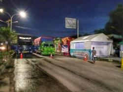 Imbas Kepadatan, Pertigaan Lingkar Ciwandan Dijadikan Kantong Parkir Truk Sementara