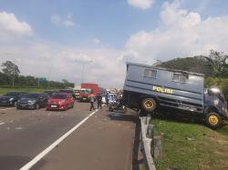 Truk Sabhara Polri Ditabrak di Tol Jagorawi STA  43.100 B, Sopir Truk Penabrak Masuk Rumah Sakit