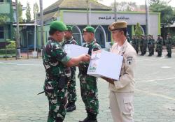 Dandim Bojonegoro serahkan Bingkisan Lebaran Kepada Prajurit dan PNS