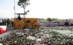 Jelang Lebaran, Belasan Ribu Miras dan Petasan Dimusnahkan di Kabupaten Bandung