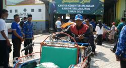 Kemenag Kabupaten Lumajang Salurkan Zakat dan Santunan Kepada Ratusan Tukang Becak