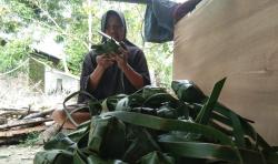 Tradisi Warga Gowa Jelang Lebaran, Jual Ketupat dari Daun Pandan