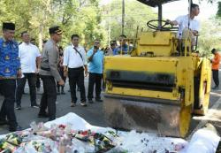 Jelang Idul Fitri,  Polres Bondowoso Musnahkan 1620 Botol Miras Berbagai Merk