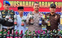 Ratusan Botol Miras dan 90 Liter Tuak Telah Dimusnahkan di Kolaka