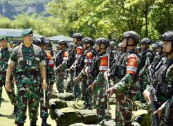 Panglima Divif 3 Kostrad Tinjau Peralatan Tempur  dan Kesiapan Prajurit Yonif Raider 433/JS/3/3