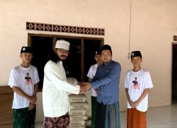 Kunjungi Pondok Ma'rifatul Ulum Ngawi, Gus Alwi Kaji Fiqih dan Beri Bantuan Material Bangunan