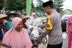 Polda Babel Bagikan Bantuan Kemanusiaan untuk Negeri untuk Masyarakat Kota Pangkalpinang 