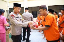 Kapolda Babel Bagikan Takjil kepada Tahanan di Rutan Mapolda