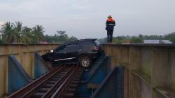 Begini Penampakan Mobil yang Masuk ke Jalur KA Sumpiuh