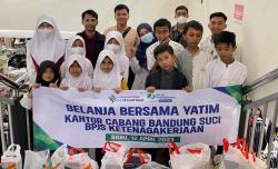 BPJS Ketenagakerjaan Bandung Suci dan LAZ Al Maghfirah Ajak Anak Yatim Belanja Lebaran