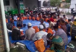 Pemdes Krampilan Probolinggo Bagikan Zakat dan Bingkisan Sembako ke Masyarakat