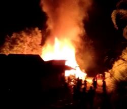 Kebakaran Hebat Hanguskan 3 Rumah Warga di Mamasa