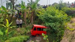 Diduga Ngantuk Mobil Angkot di Cianjur Masuk Parit