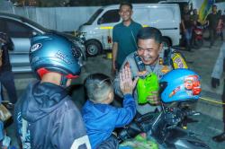 Polres Cilegon Berbagi Ratusan Bingkisan  Tiap Hari untuk Pemudik Bermotor di Pelabuhan Ciwandan