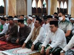 Mahfud MD Sholat Ied di Ponpes Nurul Jadid Paiton