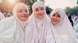 Cantik Banget! Maudy Ayunda Pakai Mukena saat Sholat Id, Netizen: Definisi Bidadari Komplek