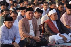 Bersama Ratusan Jamaah, Helldy Shalat Idul Fitri di Alun-Alun Cilegon