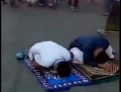 Astaga!  Remaja Tertidur saat Sholat Idul Fitri, Netizen : Bangun-Bangun Sudah Idul Adha !