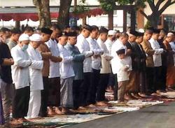 Walikota Solo, Gibran Ajak Istri dan Putranya, Jan Ethes Sholat Ied di Halaman Balaikota 