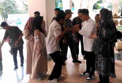 Gibran, Walikota Solo Gelar Open House dan Bagi Amplop Fitrah untuk Anak-anak hingga Berebut Selfie