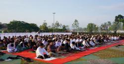 Wali Kota Cilegon Didampingi Forkopimda Laksanakan Sholat Idul Fitri  di  Alun-alun