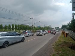 Akses Menuju Pantai Anyer Terpantau Padat dan Macet