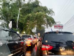 Libur Lebaran, Wisatawan Terjebak Macet di Jalur Puncak ke Jakarta Hingga 6 Jam