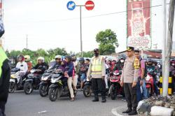 Simpang Mengkreng Macet di Hari Ketiga Lebaran Oleh Pemudik Lokal, Tim Urai Diterjunkan