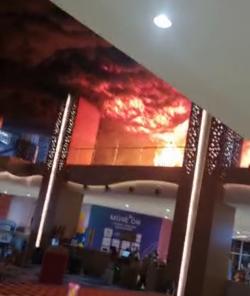 Breaking News : Trans Studio Makasaar Terbakar Hebat