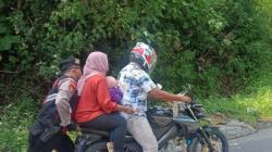 Totalitas! Personel Polres Tegal Urai Kemacetan hingga Siaga Dorong Kendaraan Tak Kuat Nanjak