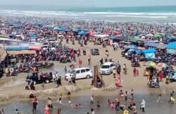 Membludak! Pengunjung Obyek Wisata Pantai Bagedur Tembus 8 Ribu Orang