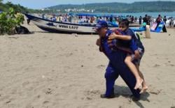 Dihantam Ombak Perahu Pesiar Wisata Pantai Pangandaran Karam, 10 Penumpangnya Selamat