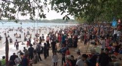 Hari Ketiga Lebaran 2023, Ribuan Wisatawan Kembali  Menyemut di Pantai Carita