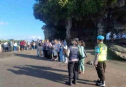 Personil Pospam Tanah Lot Amankan Destinasi Tempat Wisata, Akibat Padatnya Kunjungan Wisatawan