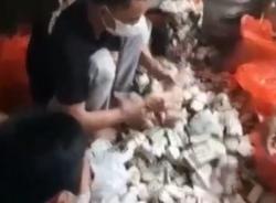 Beredar Video Warga Menghitung Ratusan Ikat Uang, Ternyata Milik Kakek Hidup Sebatang Kara