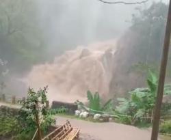 Detik-detik Debit Air Terjun Cibadak Cihurip Meningkat Terekam Ponsel Warga